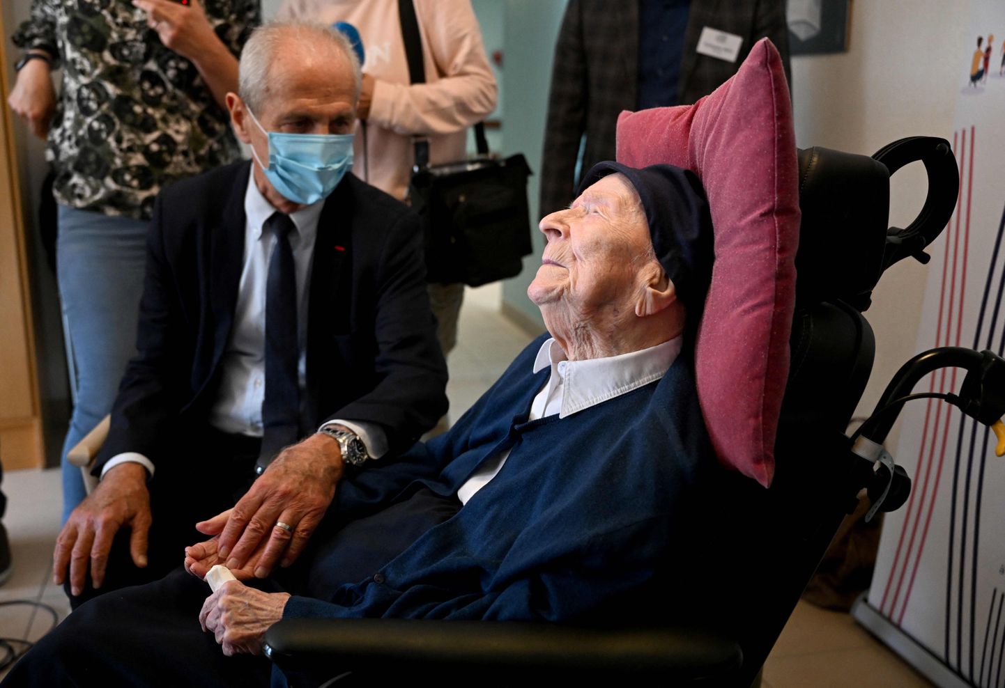 Prantsusmaa Touloni linnapea Hubert Falco (vasakul) 16. aprillil rääkimas 118-aastase katoliku nunna  Andréga, kelle sünninimi on Lucile Randon. Guinnessi rekordite organisatsioon kinnitas püha õe maailma vanimaks inimeseks