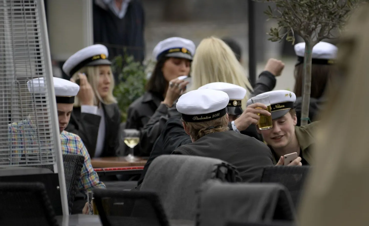 Rootsi noored sel kevadel keskkooli lõppu tähistamas. Põhjamaade noortele põhjustavad stressi nii õppetöö kui omavahelised suhted, pingeid lisab sotsiaalmeedia ja mure pandeemia tõttu töötuks jäänud vanemate pärast.