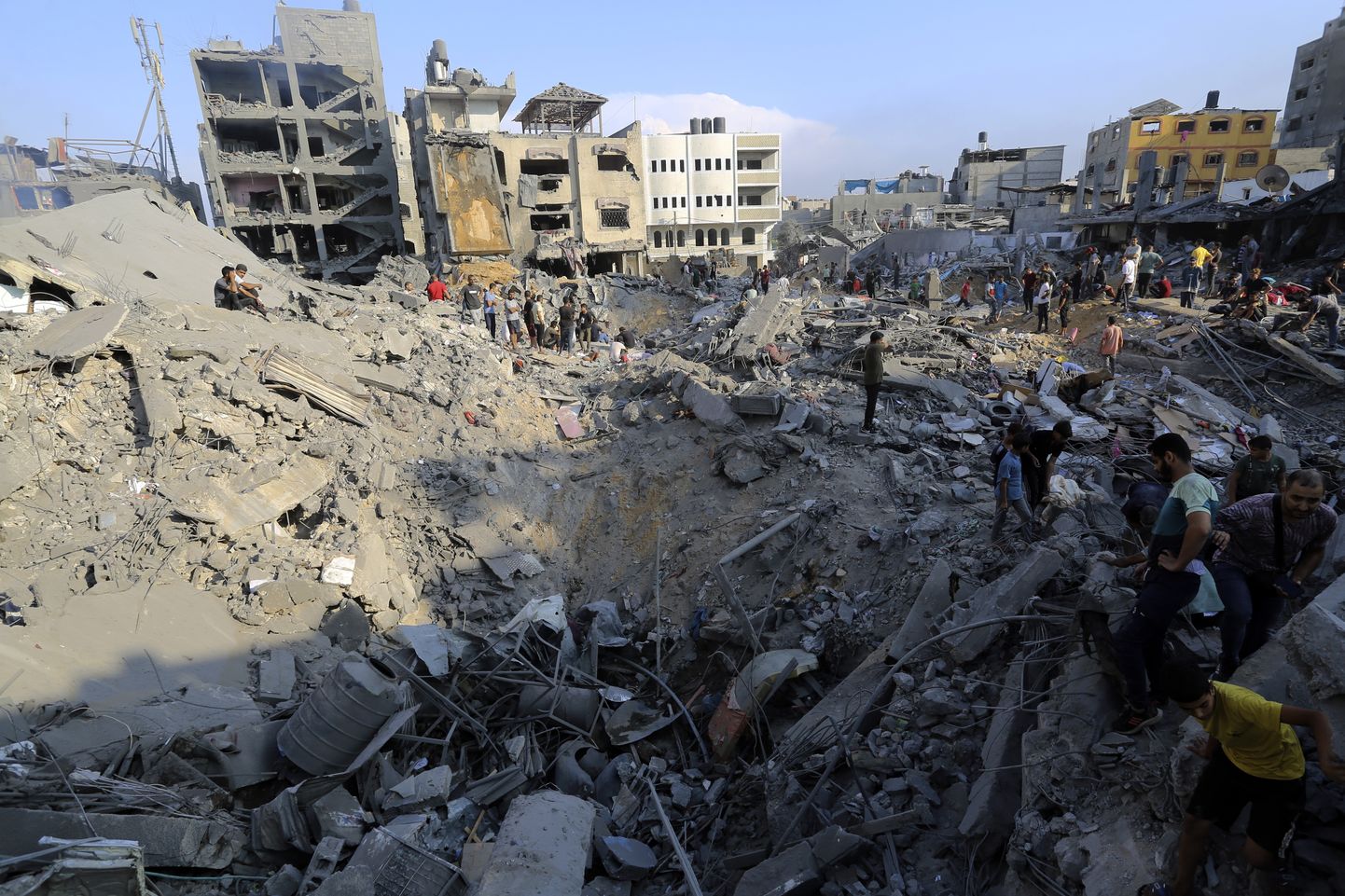 Kohalikud uurimas Iisraeli õhurünnakute tagajärgi Jabalia põgenikelaagris 1. novembril 2023. aastal.