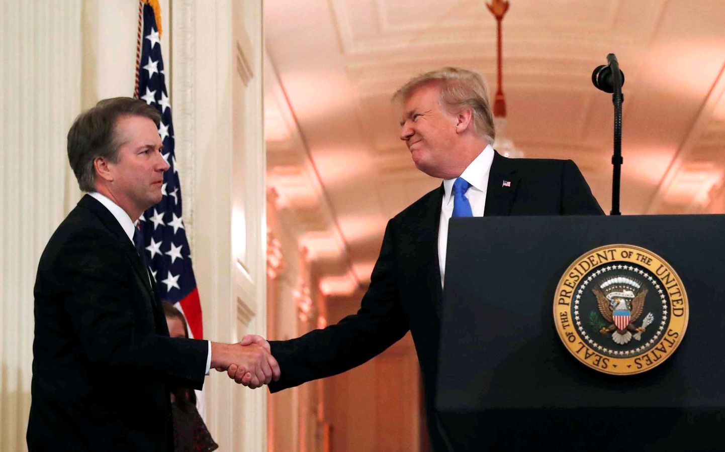 USA president ülemkohtu kandidaadi Brett Kavanaugh kätt surumas.