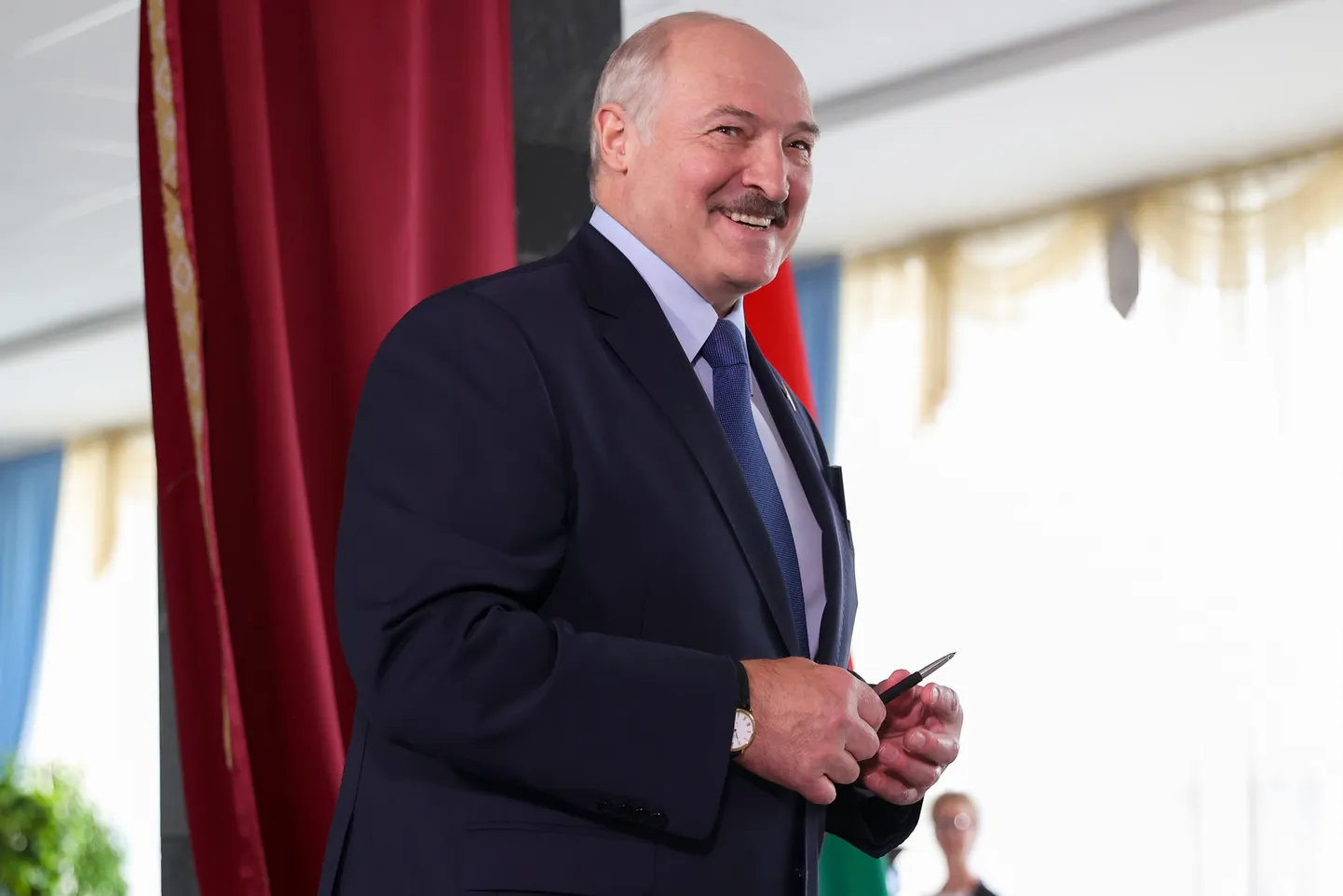 Valgevene president Aleksandr Lukašenka pühapäevastel valimistel hääletamas.