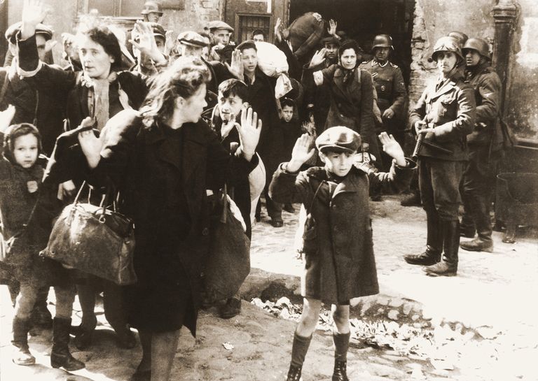 Varssavi geto ülestõusus (1943) SSi kätte langenud juudid.