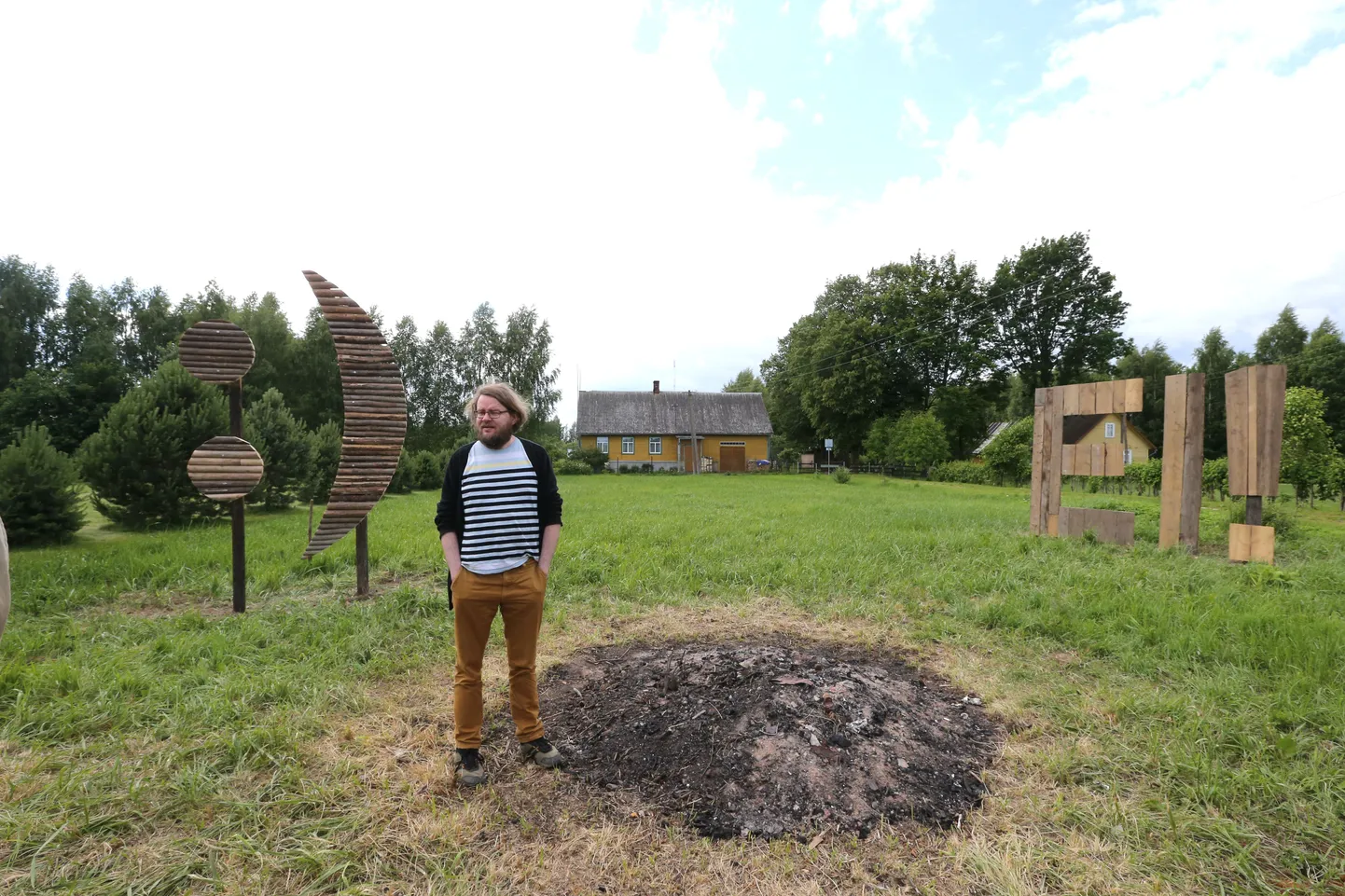 Kirjanik Jan Kaus on oma graafikas kasutanud kirjamärke, millest on Voronja galerii näitusele «Comeback» mõeldes välja kasvanud kaks skulptuuri.