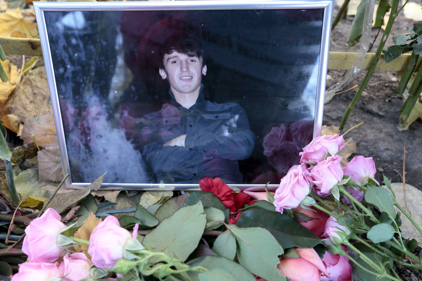 Inimesed on Jegor Štšerbakovi tapmispaika mõrvatu pildi juurde asetanud mälestuseks lilli.