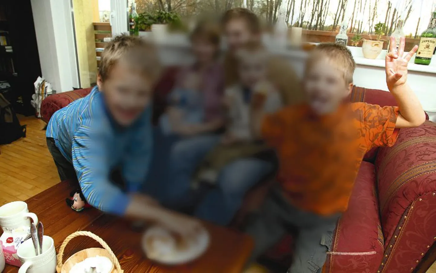 Kui lugemisel jääb prillidest väheseks või nii lähedale kui kaugele vaadates segab nägemist tume laik vaatevälja keskel, siis võib olla tegemist lisaks teistele põhjustele ka vananemisega kaasneva silmapõhja lupjumise/kärbumisega.