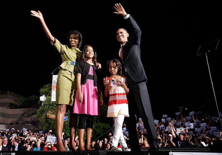 USA demokraatide presidendivalimiste favoriit Barack Obama (paremal) koos perega oma toetajate ees 2008