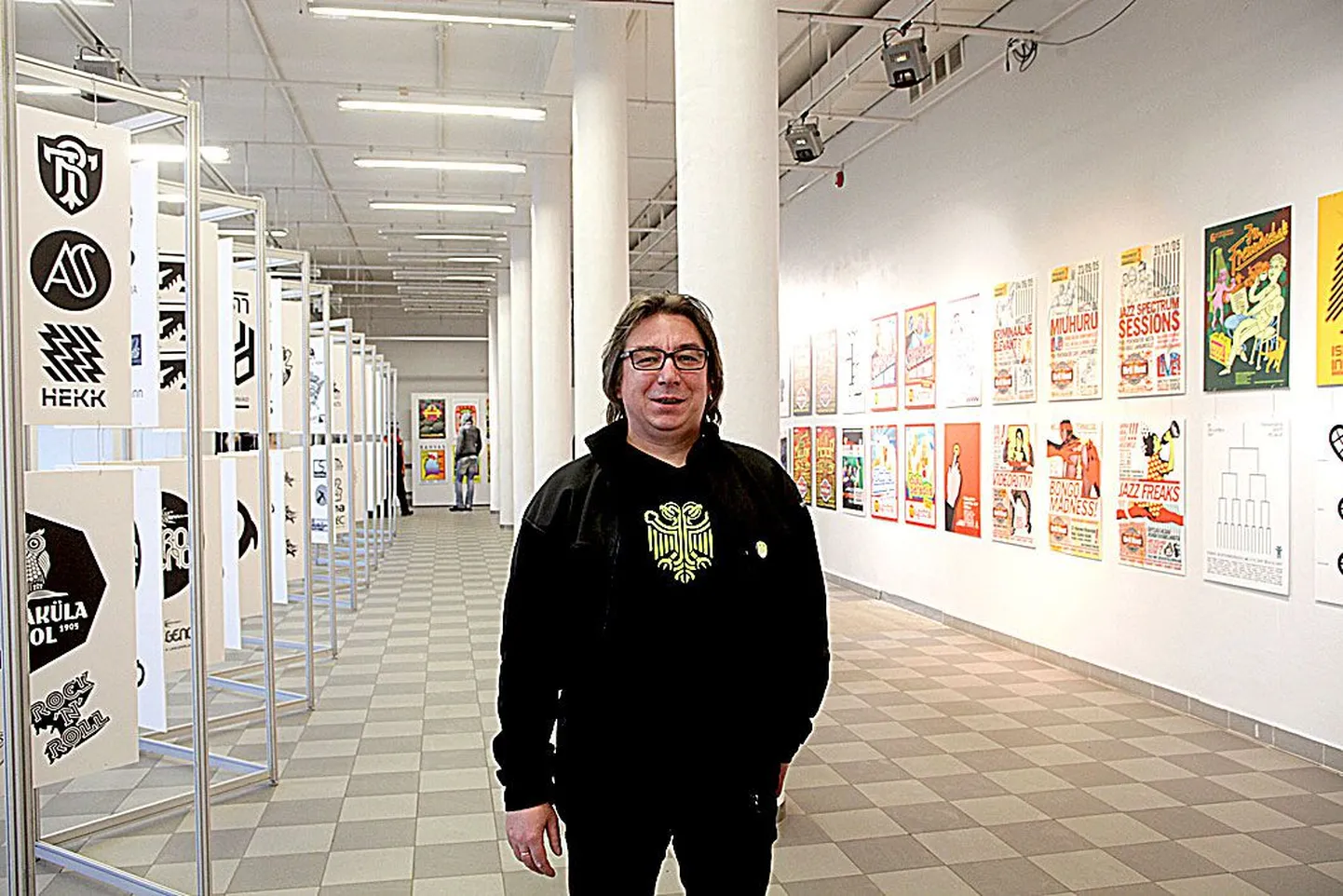Marko Kekishev (50) pani vaatamiseks valiku oma värvilistest plaka­titest ja mustvalgena trükitud märkidega alused.