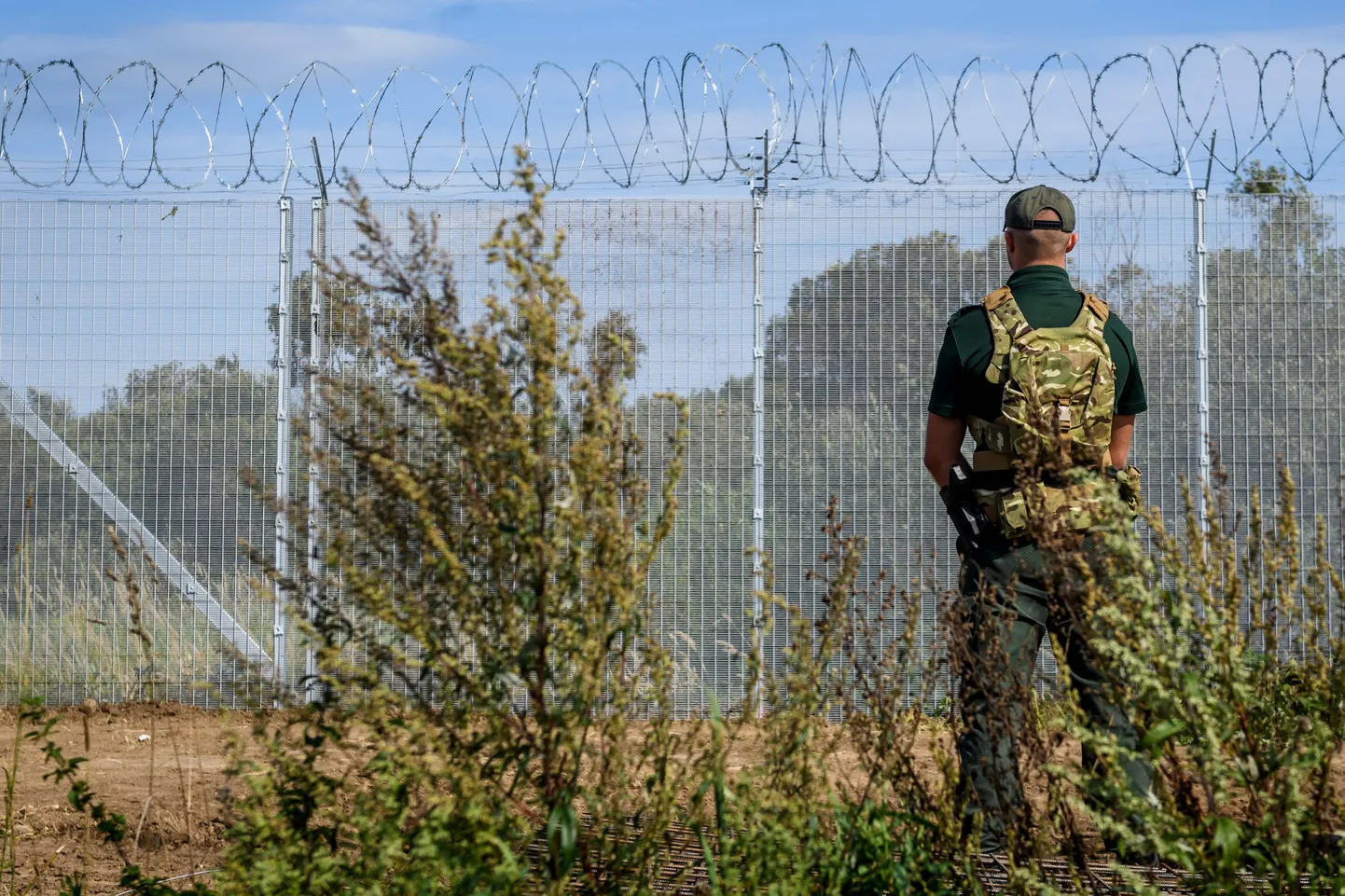 Läti piirvalvur seisab sel kuul Valgevene piiri ääres Krāslava lähistel.