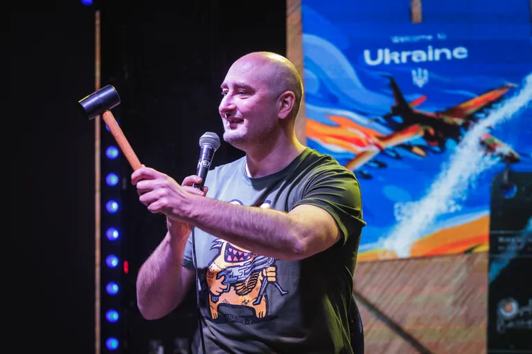 Творческий аукцион в поддержку Украины. Первый лот – брелок.