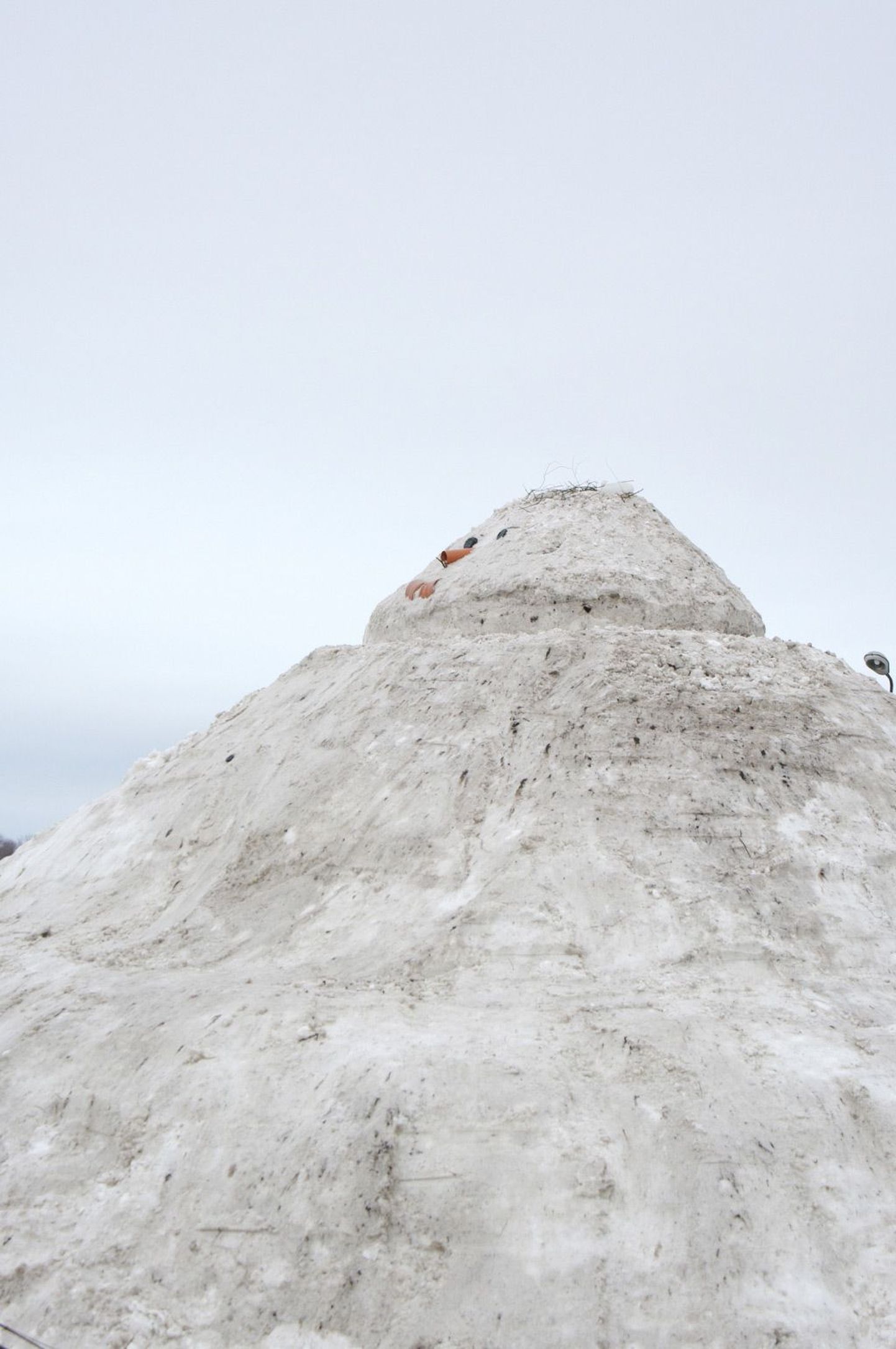 Pärnu Kesklinna silla juurde kaile kerkis hiiglaslike mõõtmetega lumememm.
