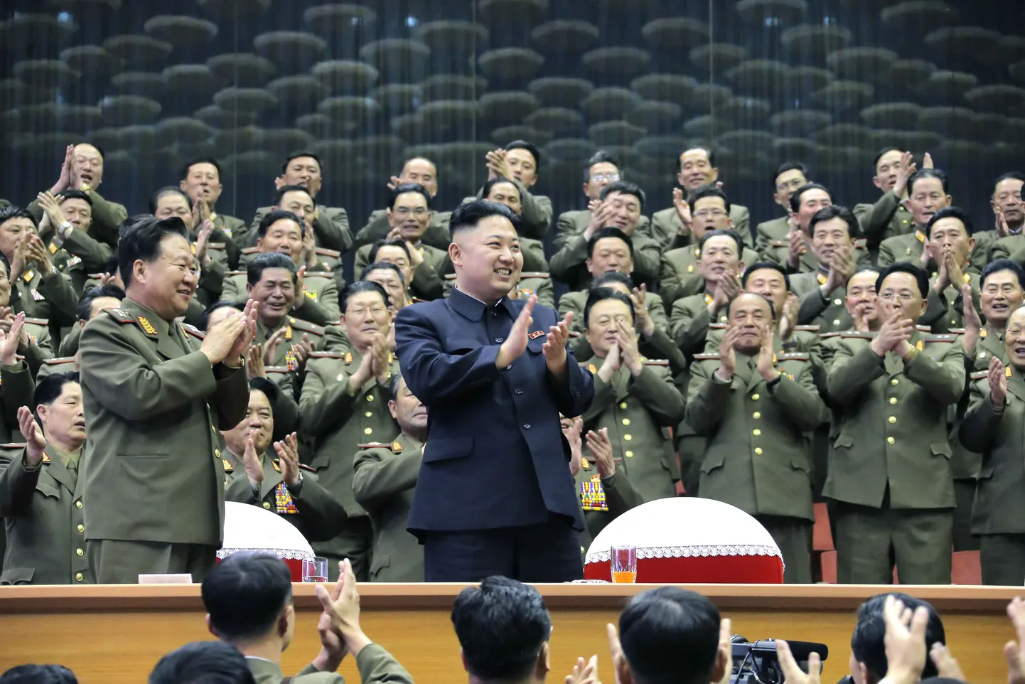 Kim Jong-un ja sõjaväelased
