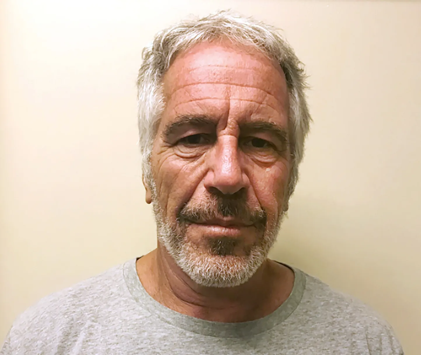 Alaealiste kupeldamises süüdistatud ja 10. augustil vanglas enesetapu sooritanud USA miljardär Jeffrey Epstein.