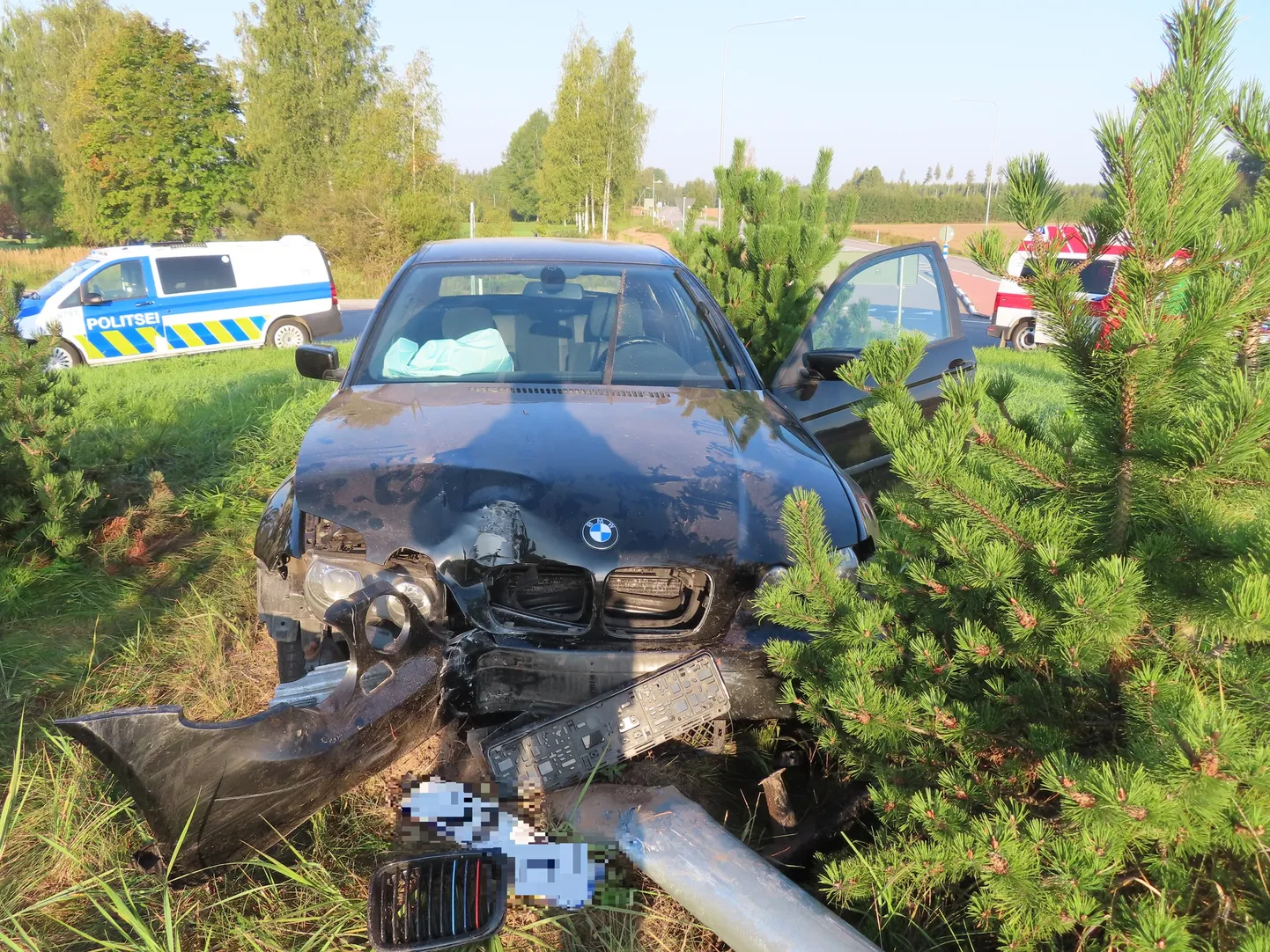 BMW jäi seisma Võru-Räpina ja Põlva-Karisilla tee ristmikul oleval ohutussaarel.
