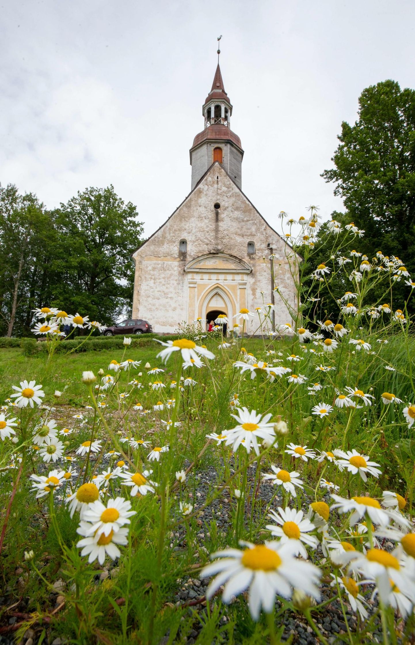 Sangaste kirikus esinevad Ingmar Simson-Valtin viiulil ja Ines Maidre orelil.