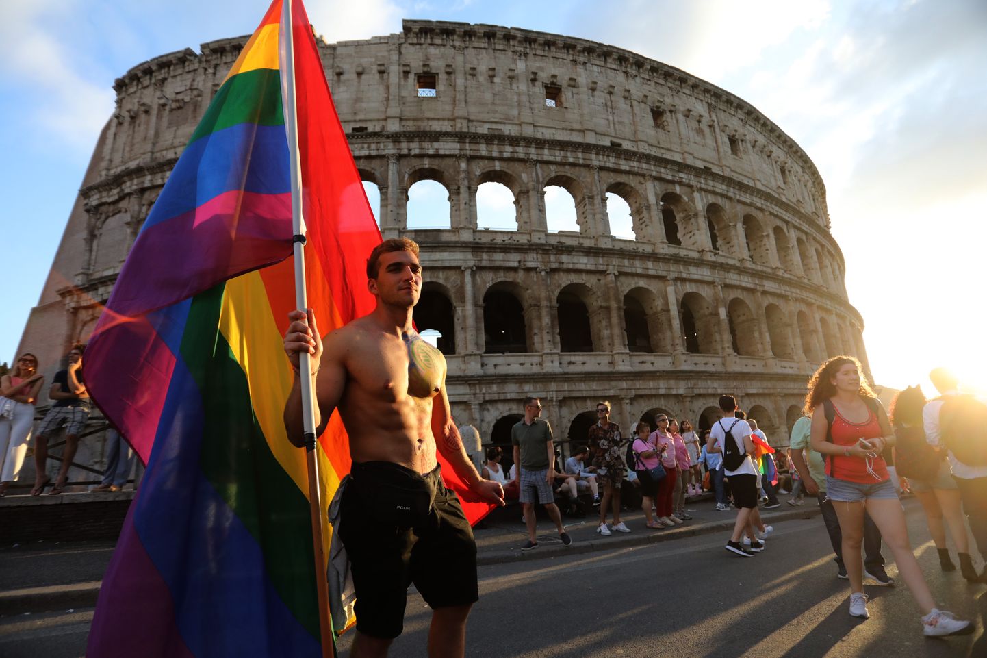 Вид на Колизей 10 июня 2023 года, когда в Риме прошел гей-парад.