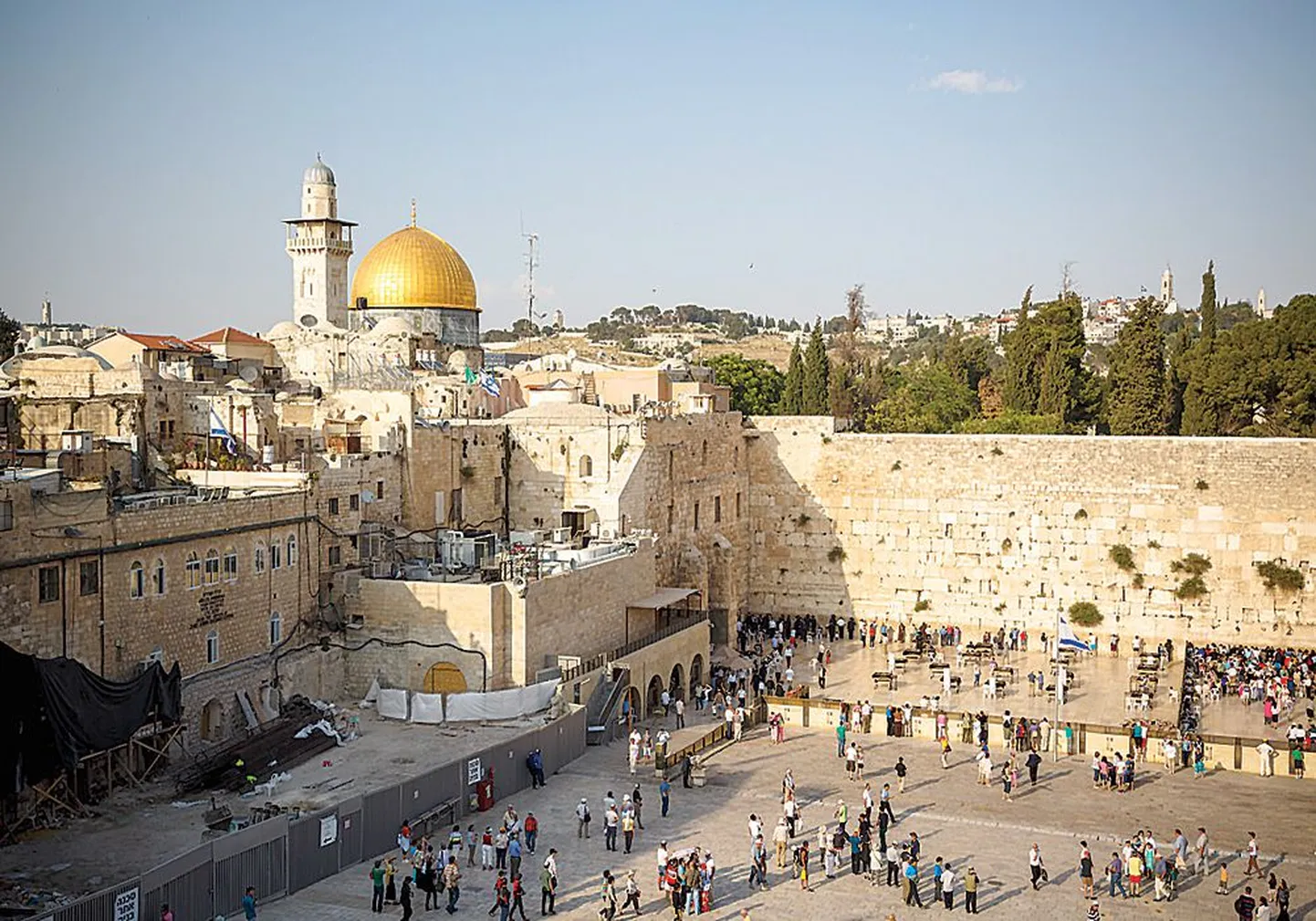 Стена Плача в Иерусалиме является символом веры и надежды многих поколений евреев, местом их паломничества и молитв.