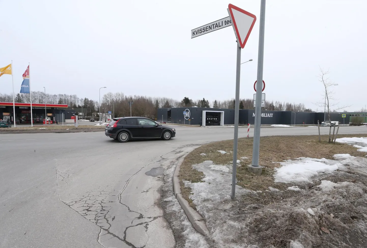Aruküla ja Kvissentali tee ning Astelpaju tänava ristmikul suureneb liiklus, sest Astelpaju tänava äärde peaks kerkima uuselamurajoon.