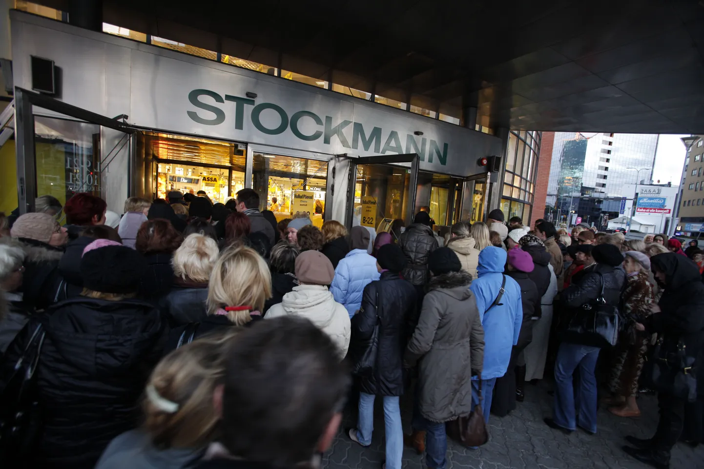 В универмаге "Стокманн" начались очередные "Сумасшедшие дни".  2010 год.