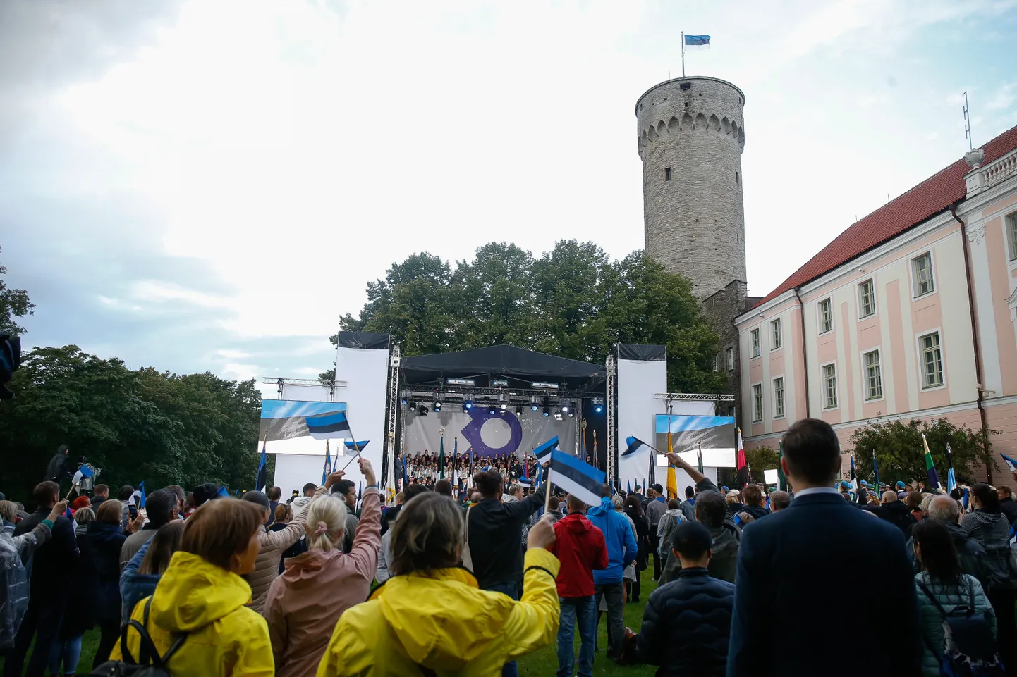 Pidulik lipuheiskamine Kuberneri aias