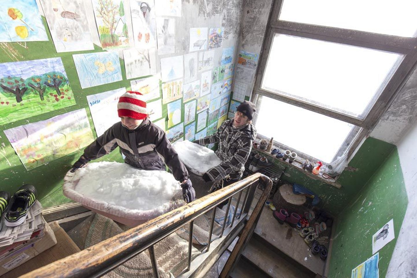 Deniss Lagoda ja tema poeg Timur käivad pesuvee jaoks õuest lund kogumas.