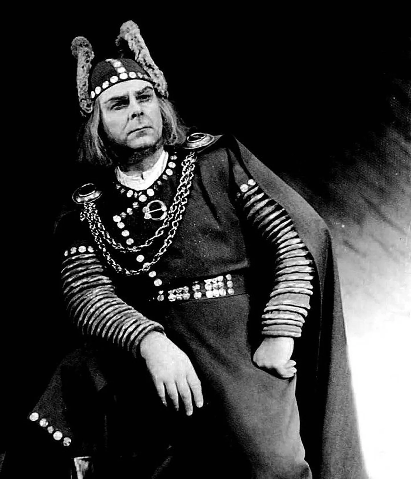 Villem Kapi ooper «Lembitu» pandi plaadile Tiit Kuusiku (pildil) 100. sünniaastapäeva puhul.