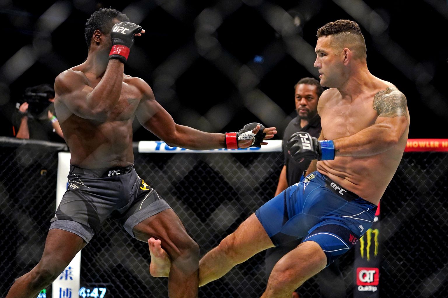 24. aprillil Jacksonville`is toimunud UFC-matšil sai Chris Weidman (paremal) lahtise jalaluu murru.