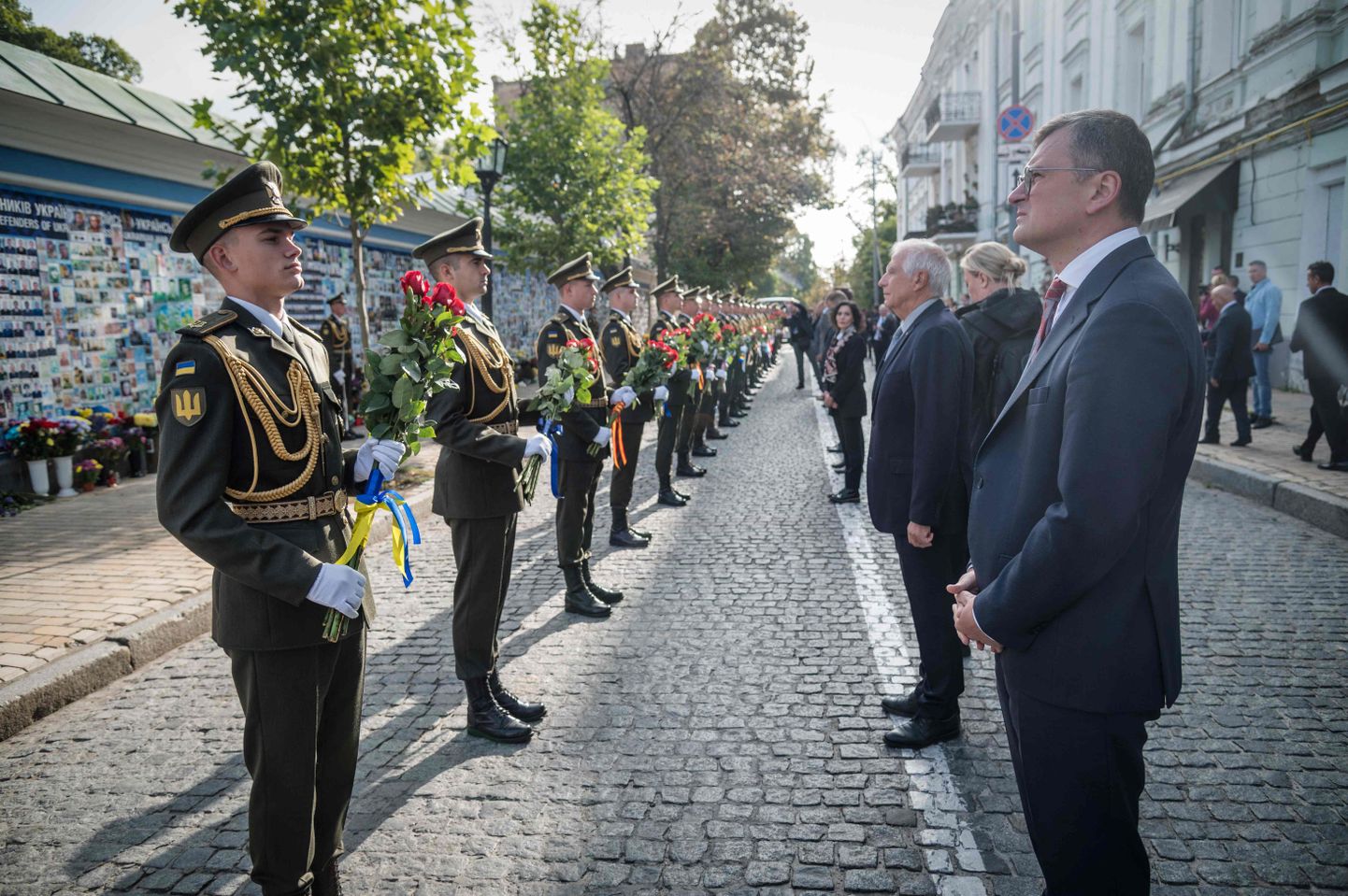 Ukraina välisminister Dmõtro Kuleba (paremal) ja Euroopa Liidu välisasjade ja julgeolekupoliitika kõrge esindaja Josep Borrell (paremalt teine) lillede asetamise tseremoonial lahingutes hukkunute mälestuseks Kiievis 2. oktoobril 2023.