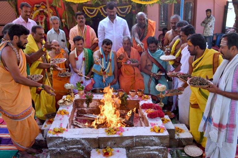 Hindu preestrid viivad ühes Bangalore templis läbi rituaali, et saada jumalate soosingut ja kaitset uue koroonaviiruse vastu 18. märts 2020.