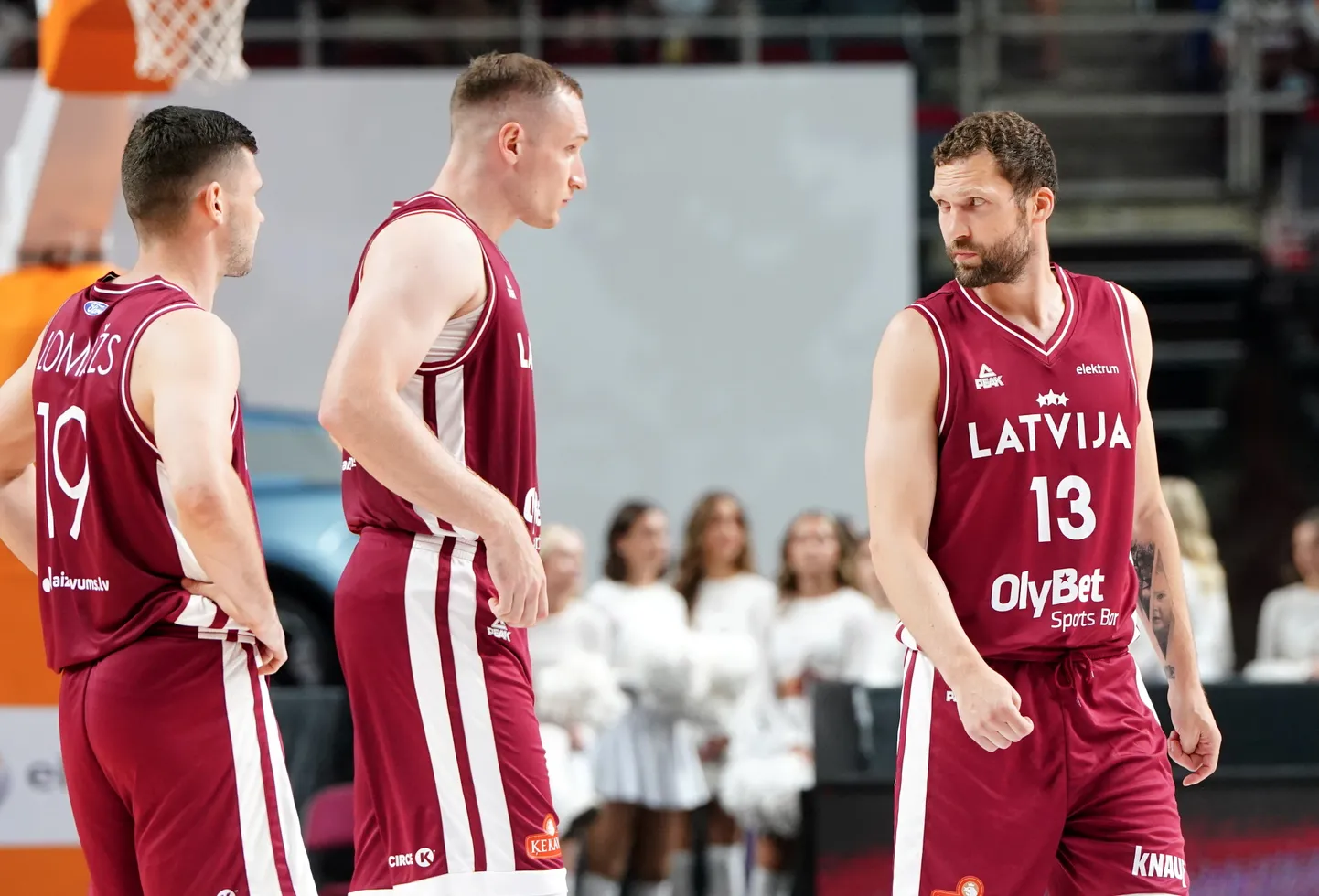 Latvijas basketbolisti Rihards Lomažs, Klāvs Čavars un Jānis Strēlnieks