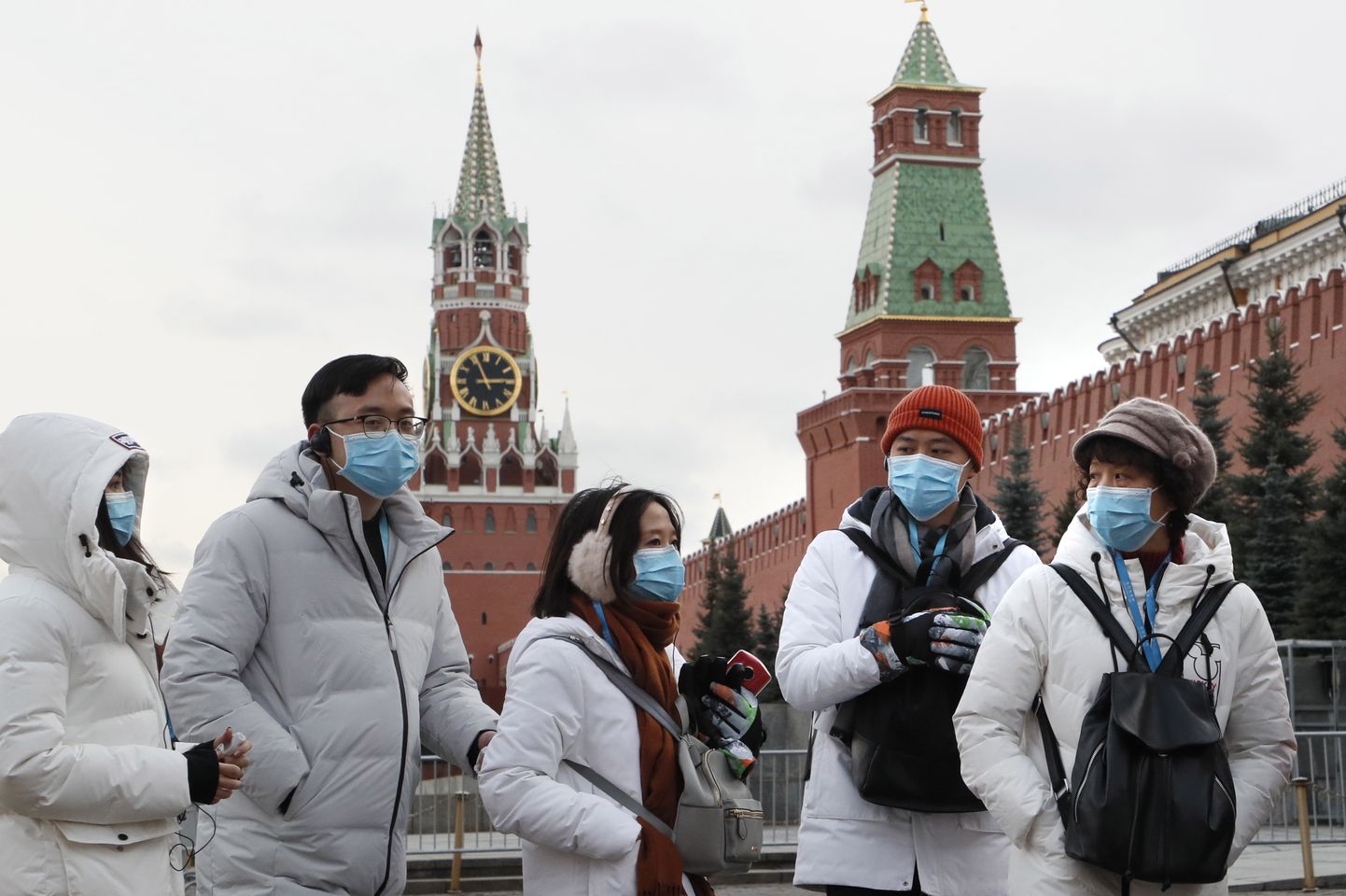 Maskidega turistid Moskvas.