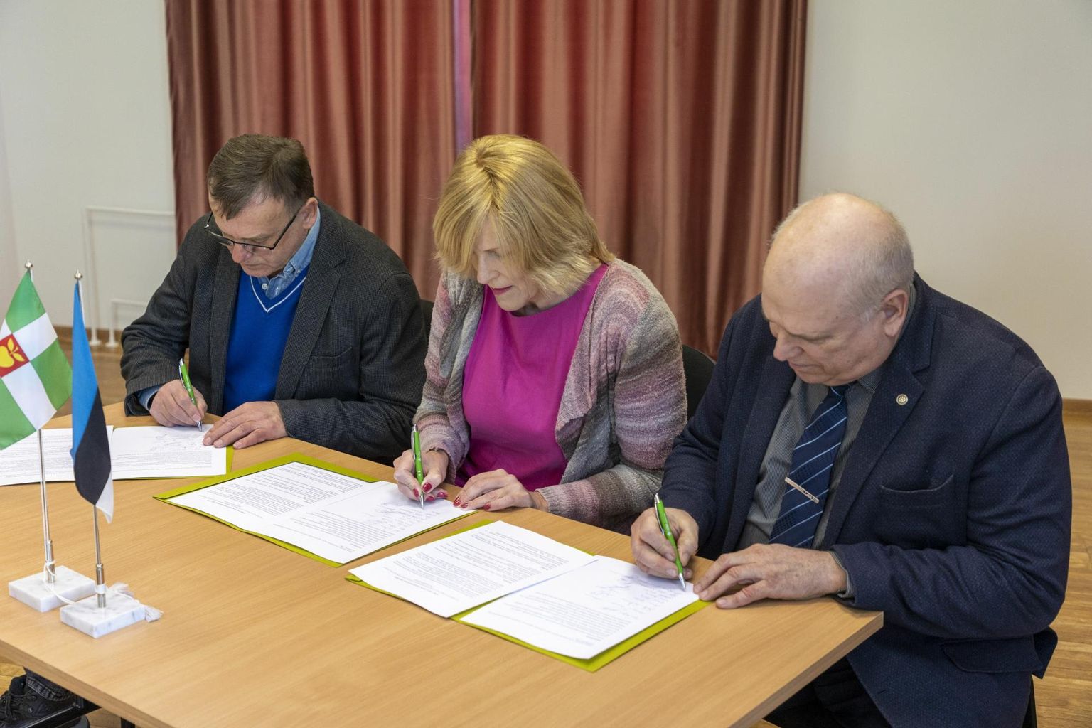 9. märtsil kirjutas Mart Järvik (paremalt) koos vallavolinike Kaia Iva ja Kaarel Aluojaga alla koalitsioonilepingule, kuid valla juhtimises tema enam ei osale.