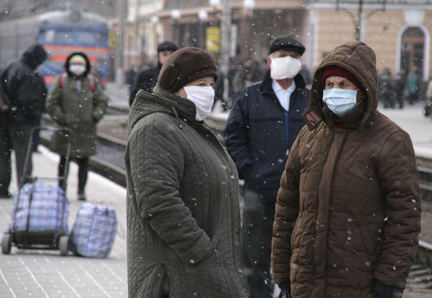 Ukrainas on näomaski kandmine viiruse leviku tõkestamiseks juba igapäevane. Pilt on tehtud 3. novembril Ternopilis.