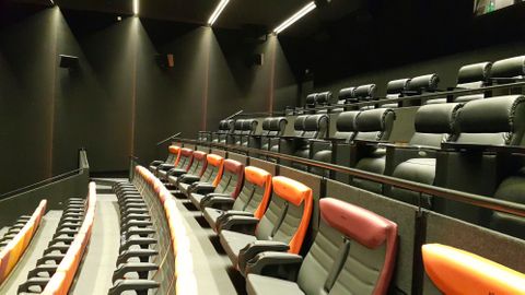 Хотите почувствовать себя кинозвездой? Попробуйте посидеть в «звездных» креслах кинотеатра Apollo!