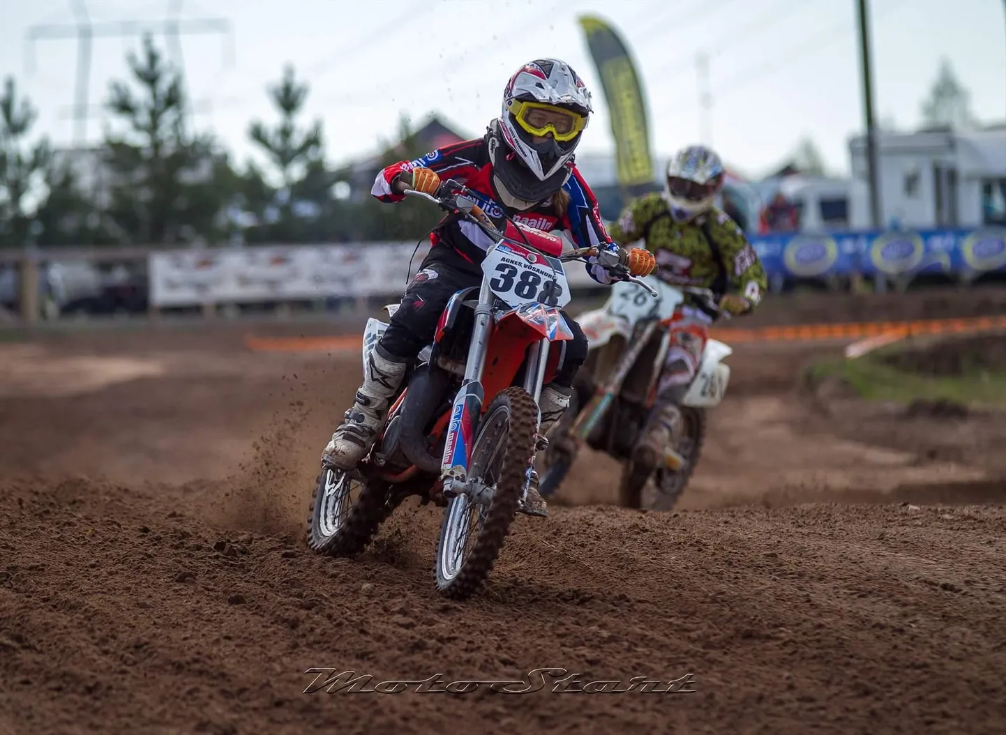 Pärnu piiga Agnes Võsanurm asub nii moto- kui kestuskrossis naiste Eesti meistrivõistluste edetabelis teisel kohal.