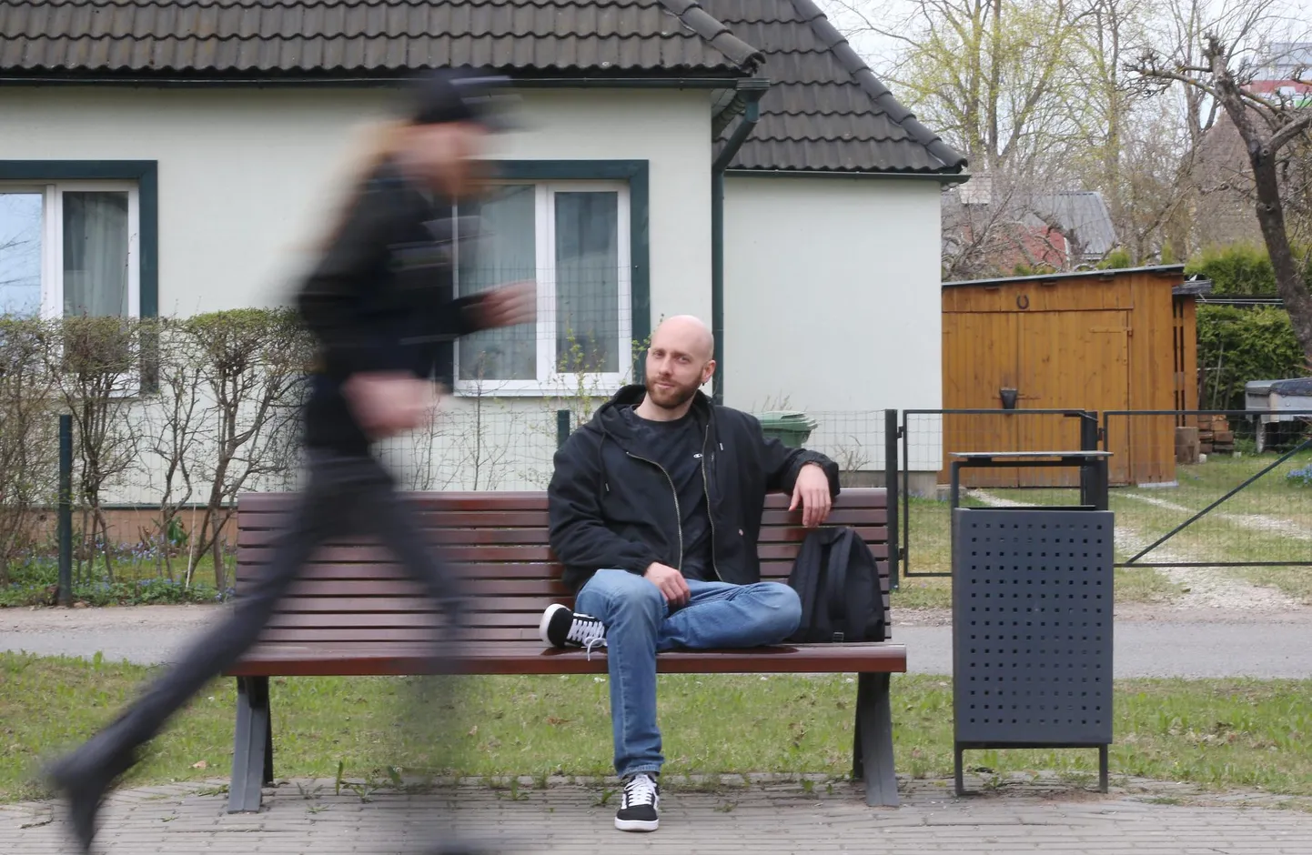 Koomik Mikael Meema on suurema osa elust veetnud Tammelinnas, kus ta siiani käib vanematekodus varjul Tallinna kiire elutempo eest.