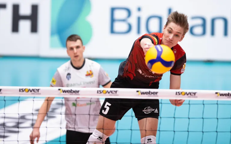 Oliver Orav löömas palli punktiks, Denis Losnikov jälgimas sooritust taamal.