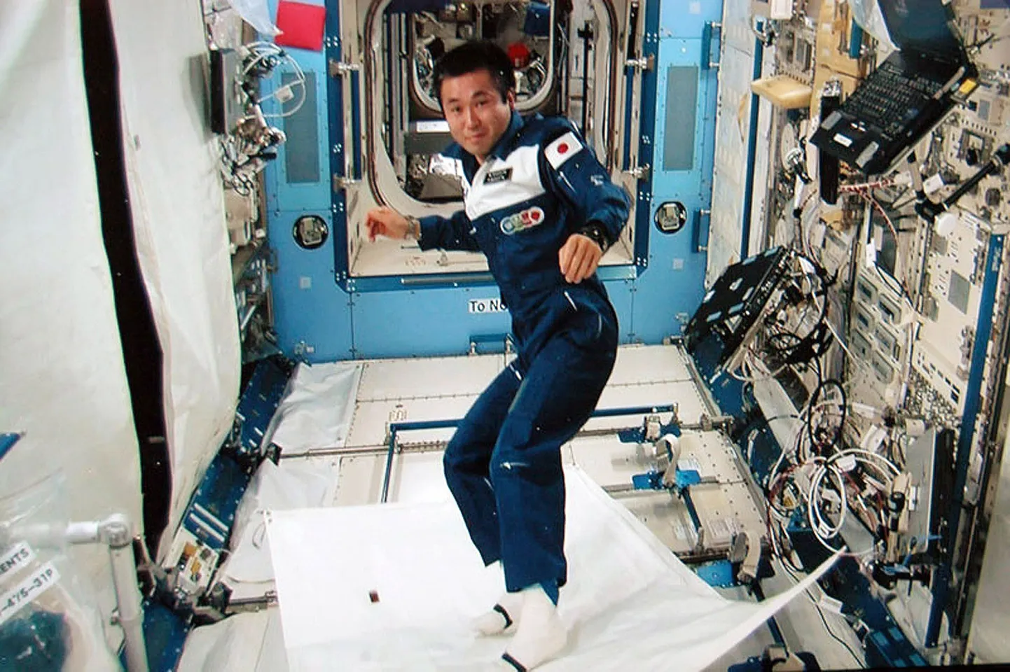 Astronaut Koichi Wakata «lendavat vaipa» demonstreerimas