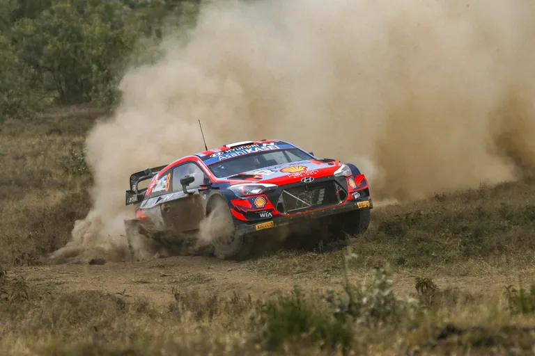 Ott Tänaku ja Martin Järveoja stiilinäide Keenia rallil.