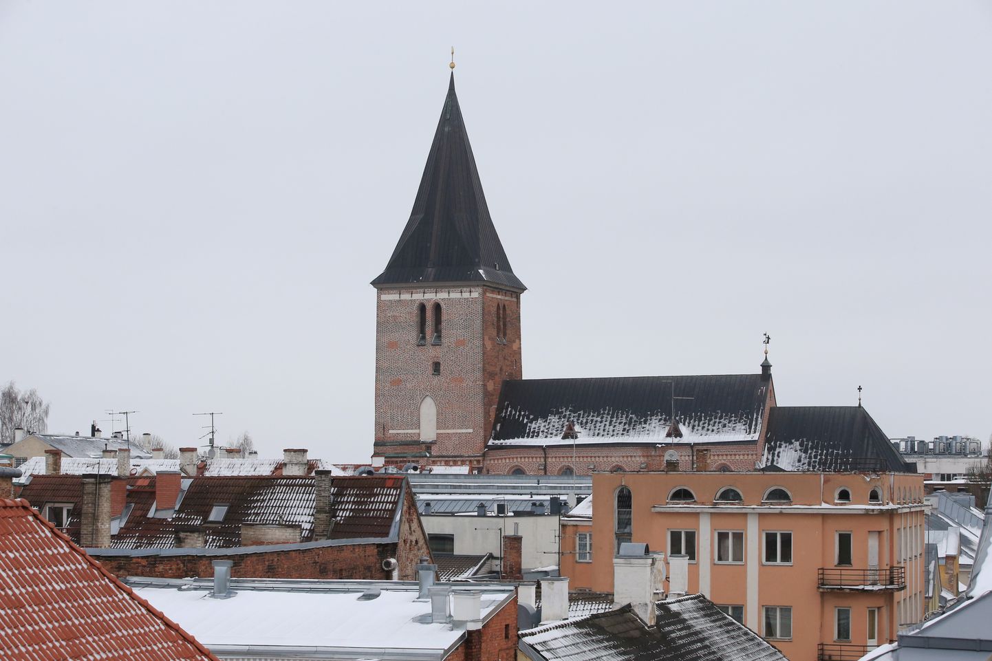 Jaani kirik paistab üle vanalinna katuste.