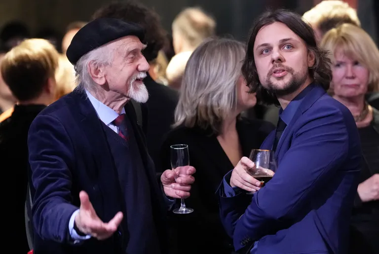 Režisori Ivars Seleckis un Armands Začs pirms nacionālā kino festivāla "Lielais Kristaps" balvu pasniegšanas ceremonijas "Rīgas Cirkā" 2023. gada 26. februārī.