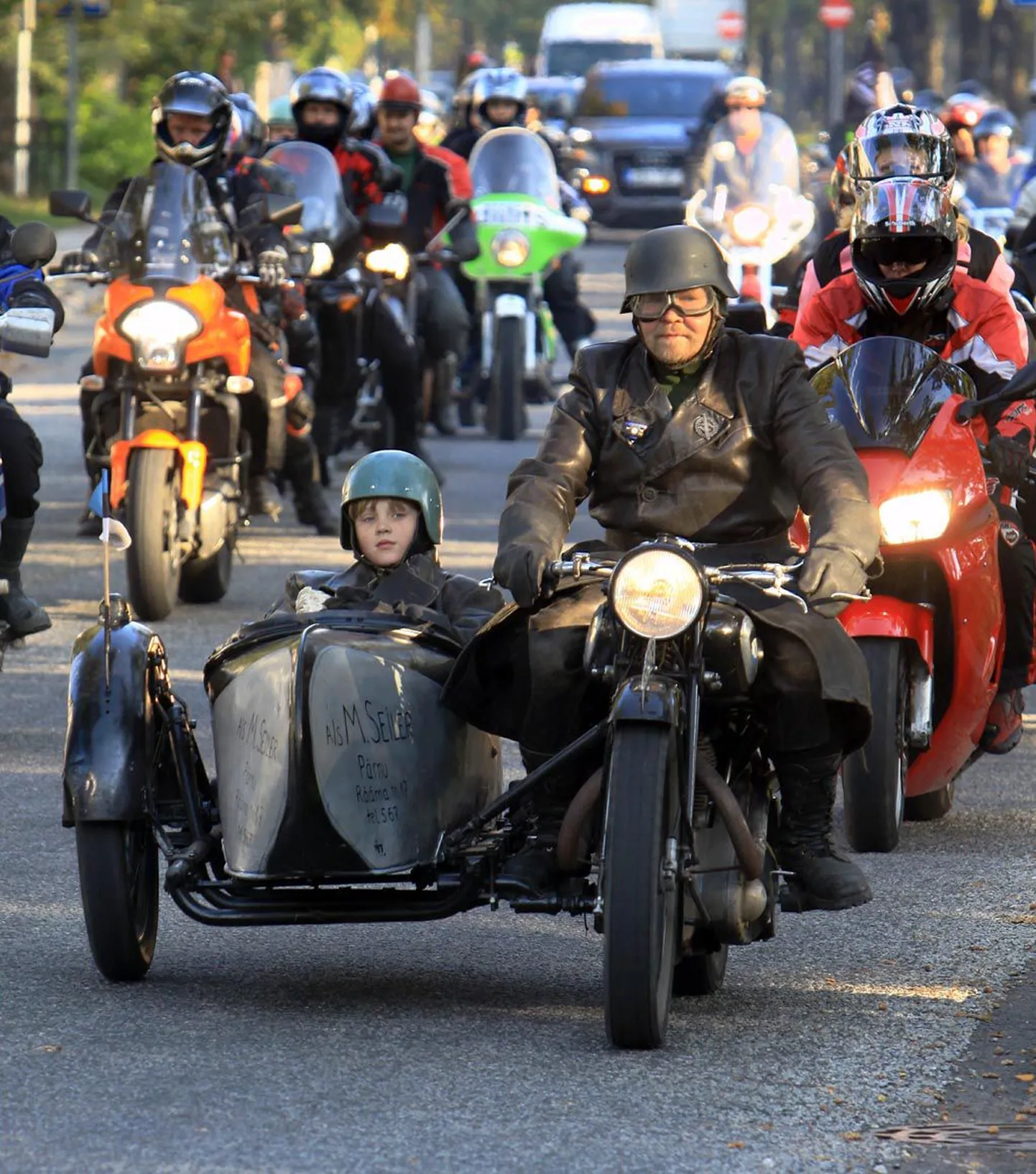 Motohooaja lõpetamine tõi Pärnu linnatänavatele ligikaudu 800 ratturit üle Eesti. Ühtses kolonnis müristati läbi suvepealinna.