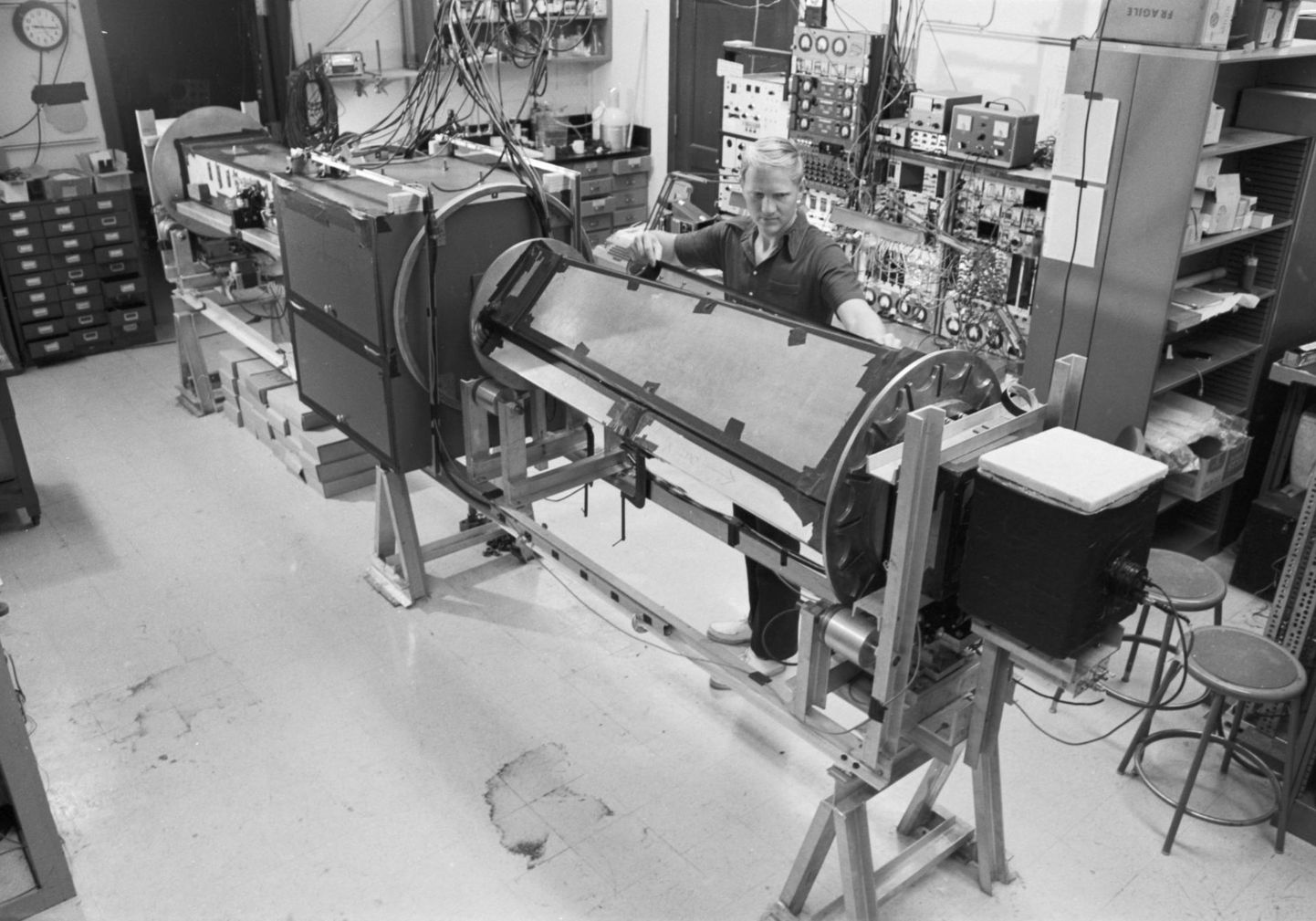 John Clauser novembris 1975 Berkeley laboreis Californias läbi viimas kvantmaailma omapärasid avavat katset ja kontrollimas Belli võrratuse paikapidavust.