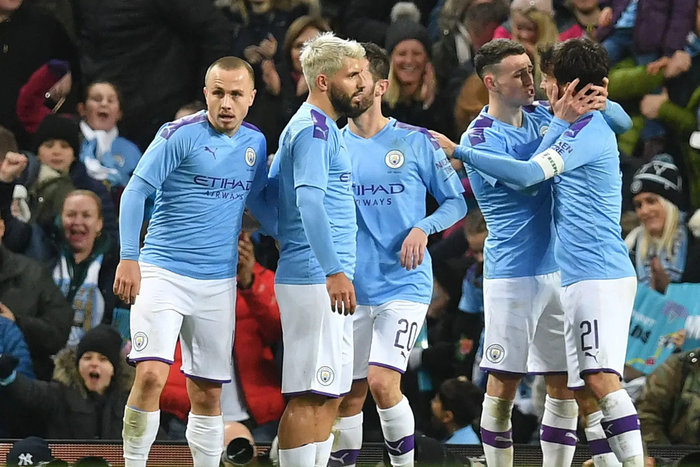 Manchester City mängumehed väravat tähistamas.
