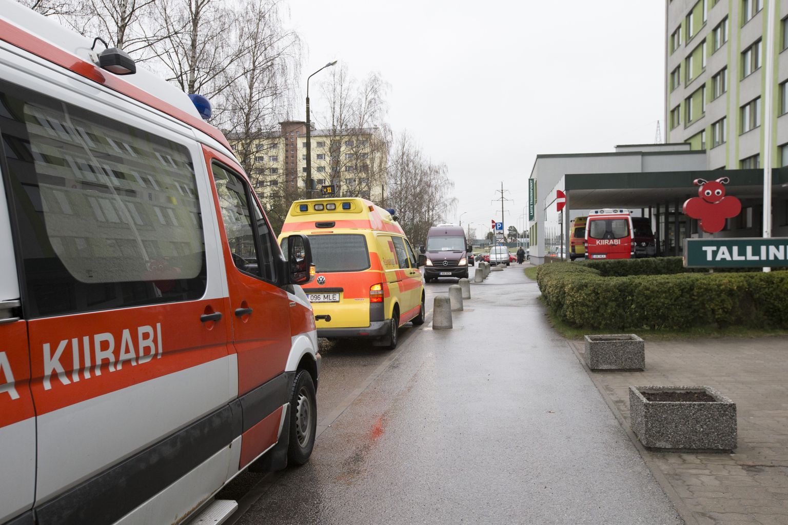 Машины скорой помощи перед Таллиннской детской больницой.