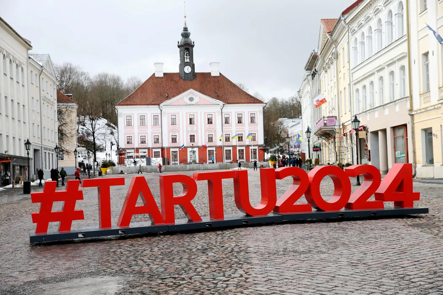 Pildil Tartu 2024 kiri Raekoja platsil.