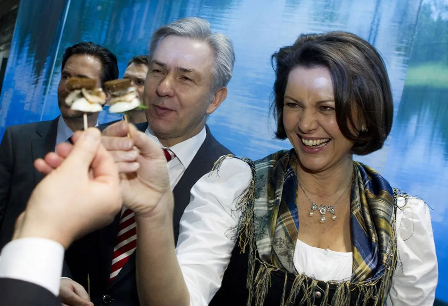 Saksa  põllumajandusminister Ilse Aigner ja Berliini linnapea Klaus Wowereit nautimas Eesti toitu. Sakslastele pakub enim huvi Eesti põdra- ja metssealiha, ent mööda ei minda  ka õllest.