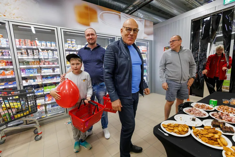 OG Elektra omanik Oleg Gross tutvus Lihulas avatud kauplusega.