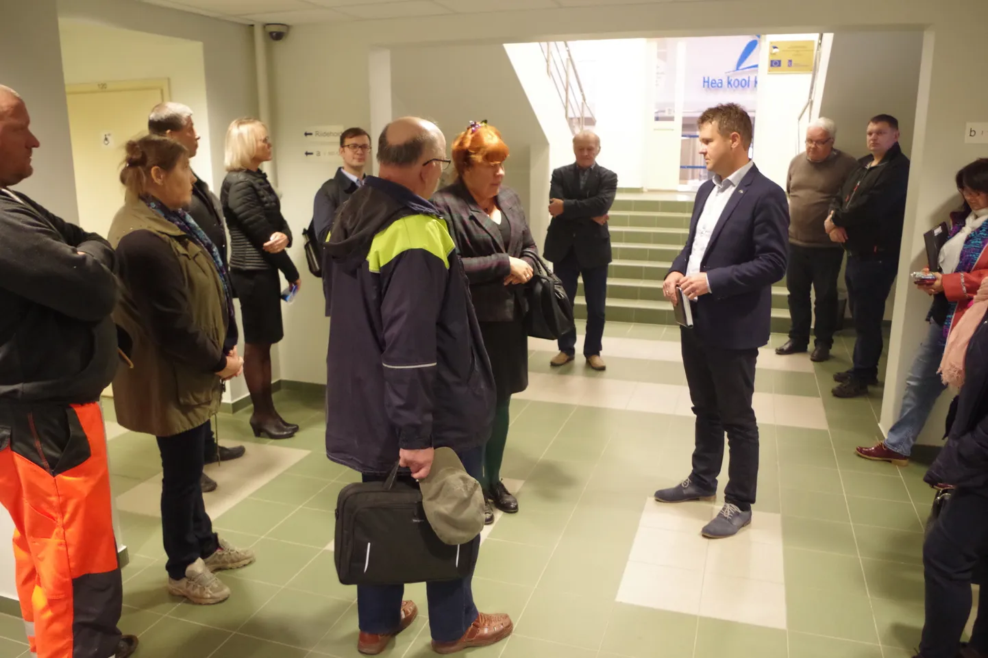 Enne asja kallale asumist vaidlesid kanala vastased ja vallavalitsuse ametnikud, kas lubada ajakirjanikud kohtumisele.