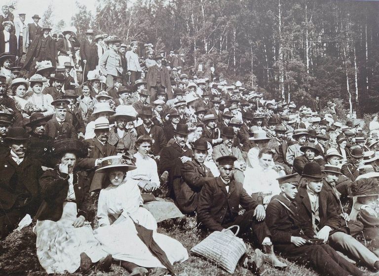 Latviešu fotogrāfiskās biedrības izbraukums Fotogrāfu kalnā (tagad Olas kalns) Siguldā 1910. gadā