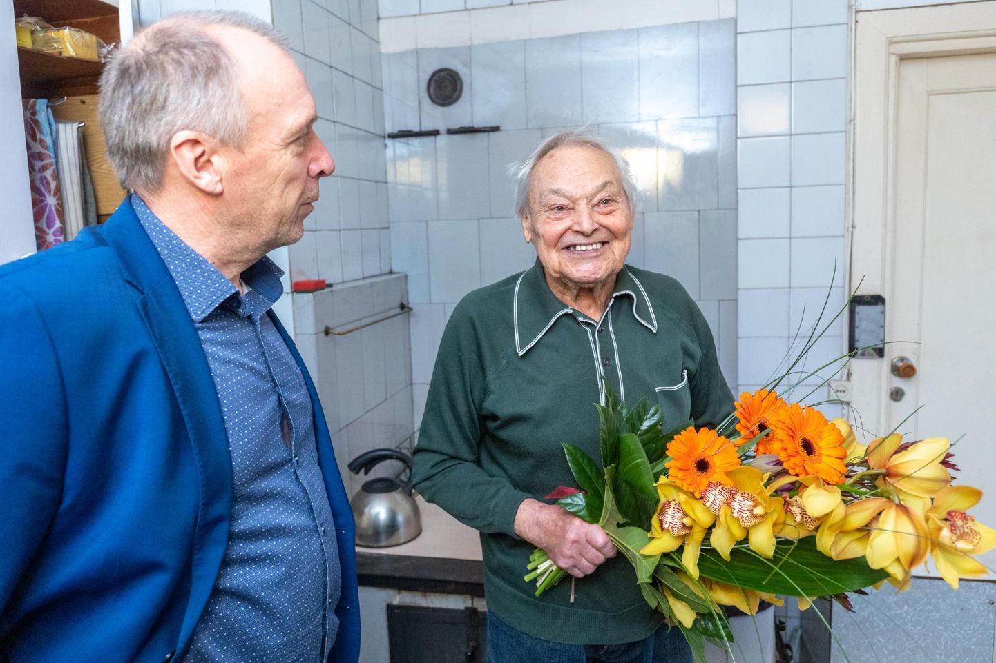 Oskar Rohilat õnnitlesid tema 101. sünnipäeval Rakvere abilinnapea Neeme-Jaak Paap, sotsiaaltöö peaspetsialist Kai-Ly Sankovski, kommunikatsioonispetsialist Kristel Mänd ja Virumaa Teataja toimetuse esindajad.